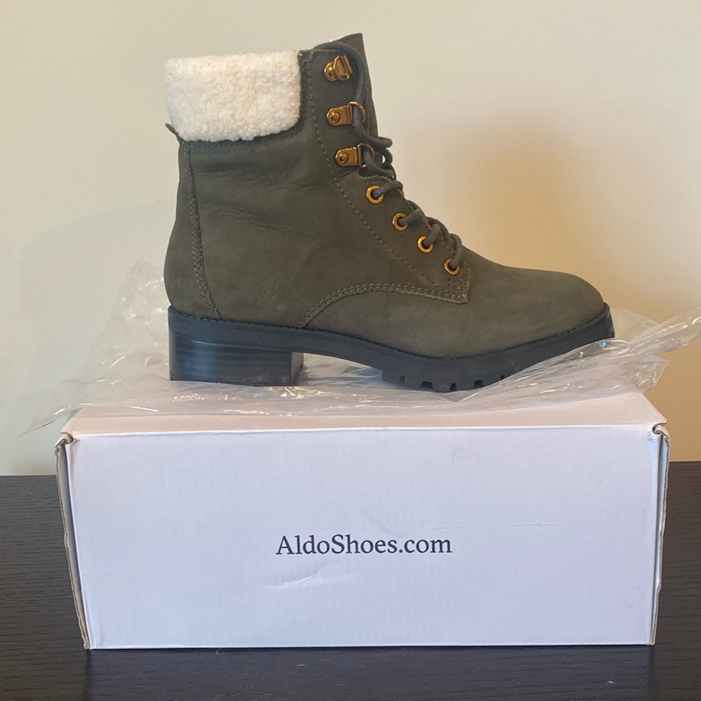 NWT* Green winter boots, Size 7